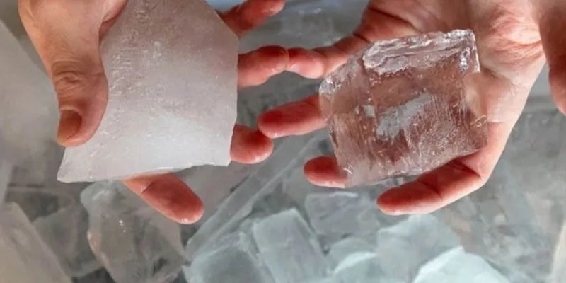 đặt đá và muối lên cánh tay